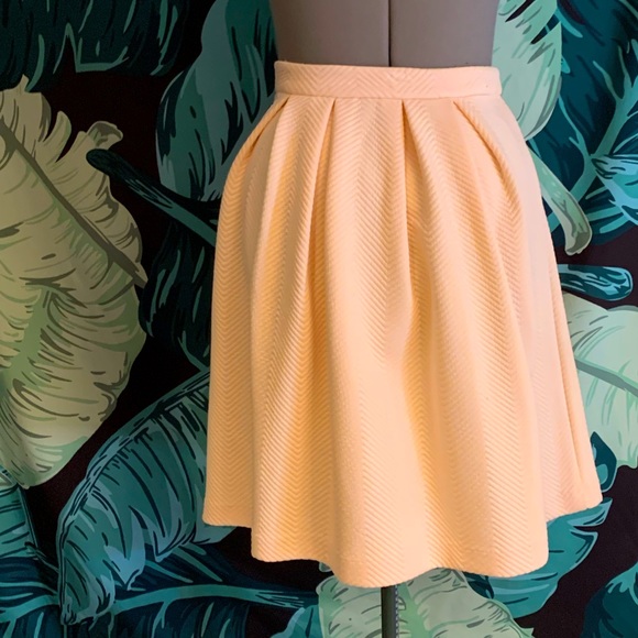 Quilted texture peach poly skirt - Picture 1 of 6